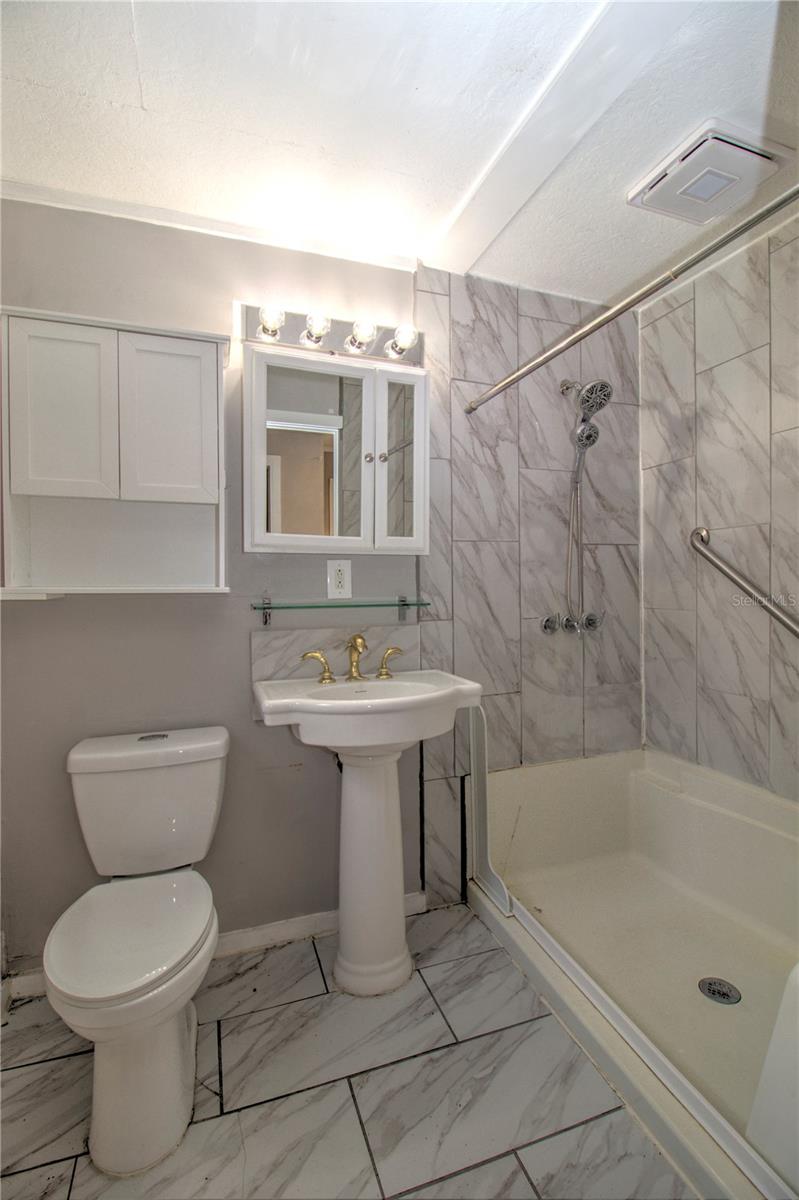 TOWERING OAKS - Residential