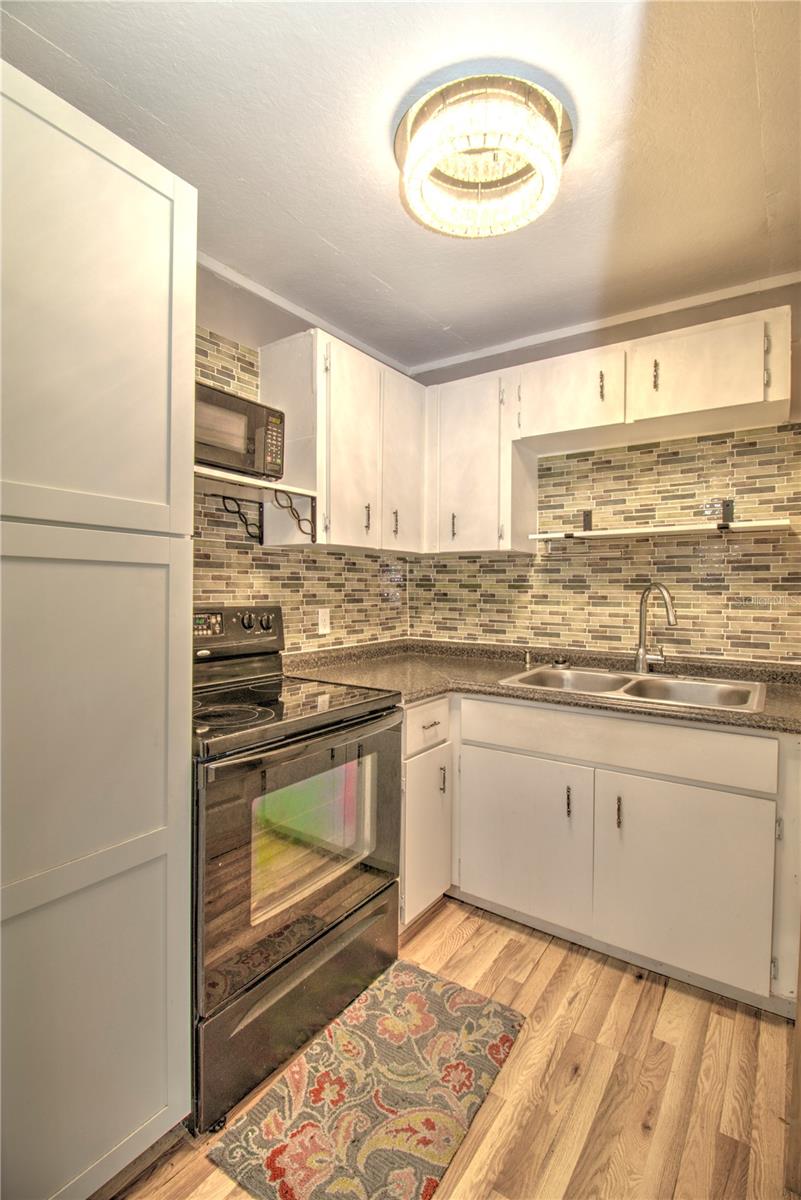 TOWERING OAKS - Residential