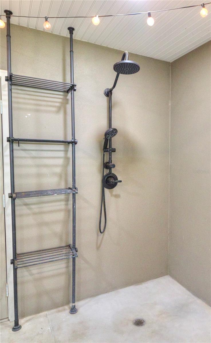 TOWERING OAKS - Residential