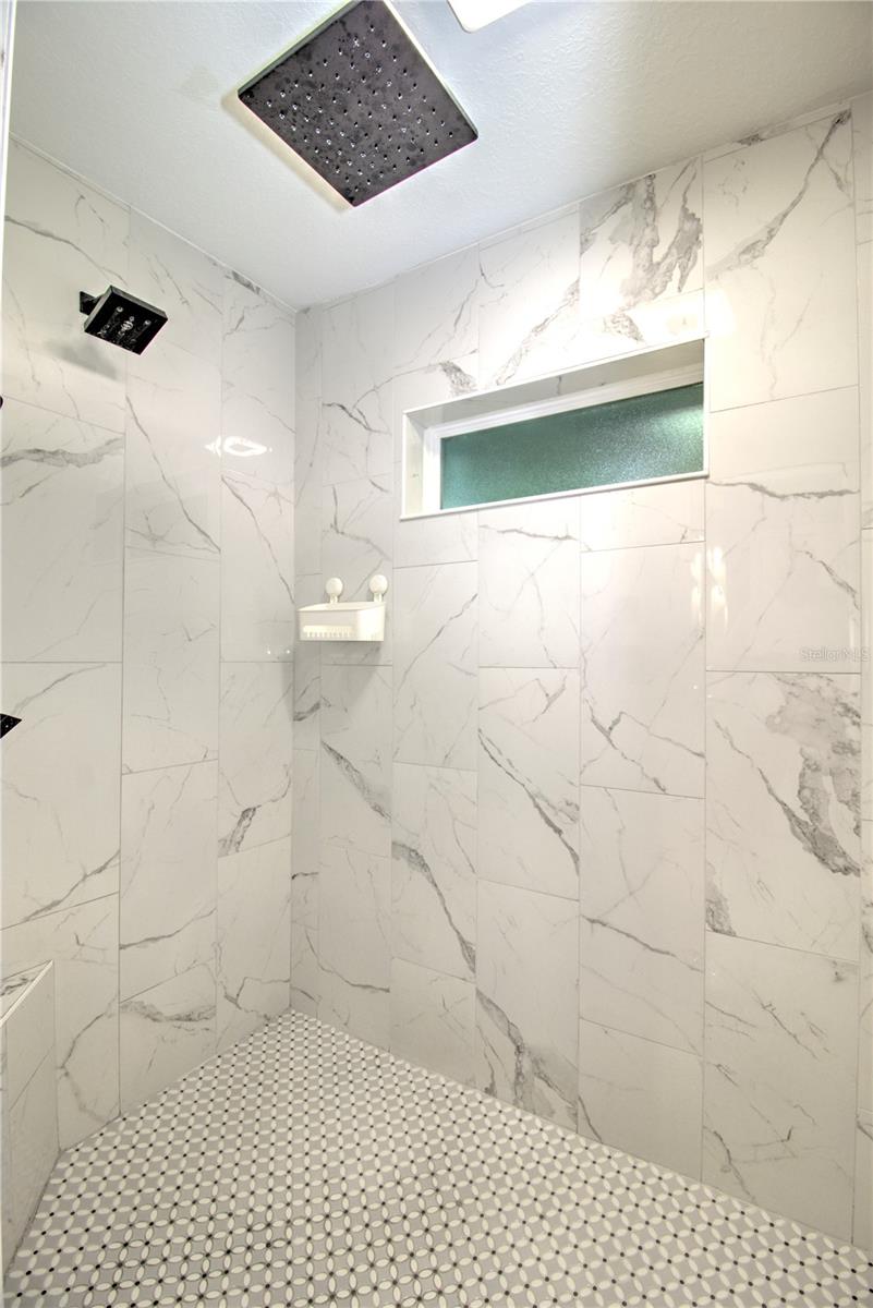 TOWERING OAKS - Residential