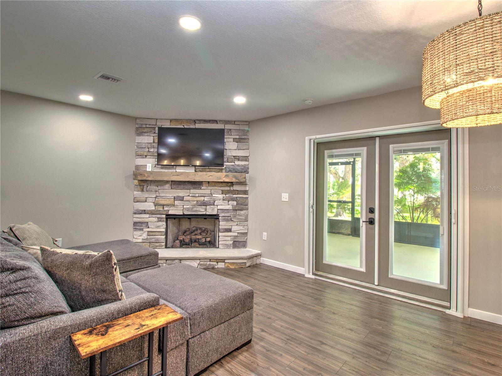 TOWERING OAKS - Residential