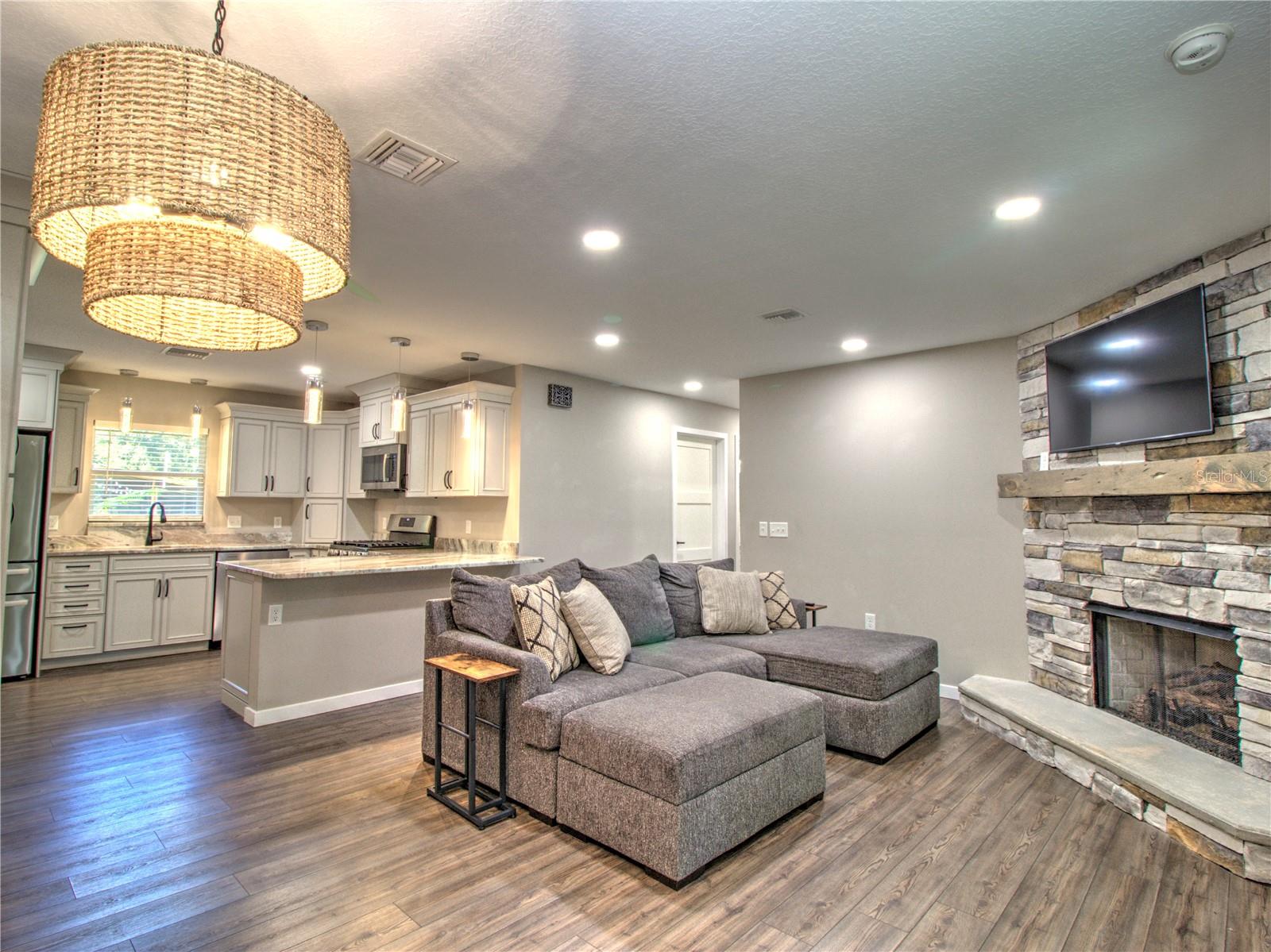 TOWERING OAKS - Residential