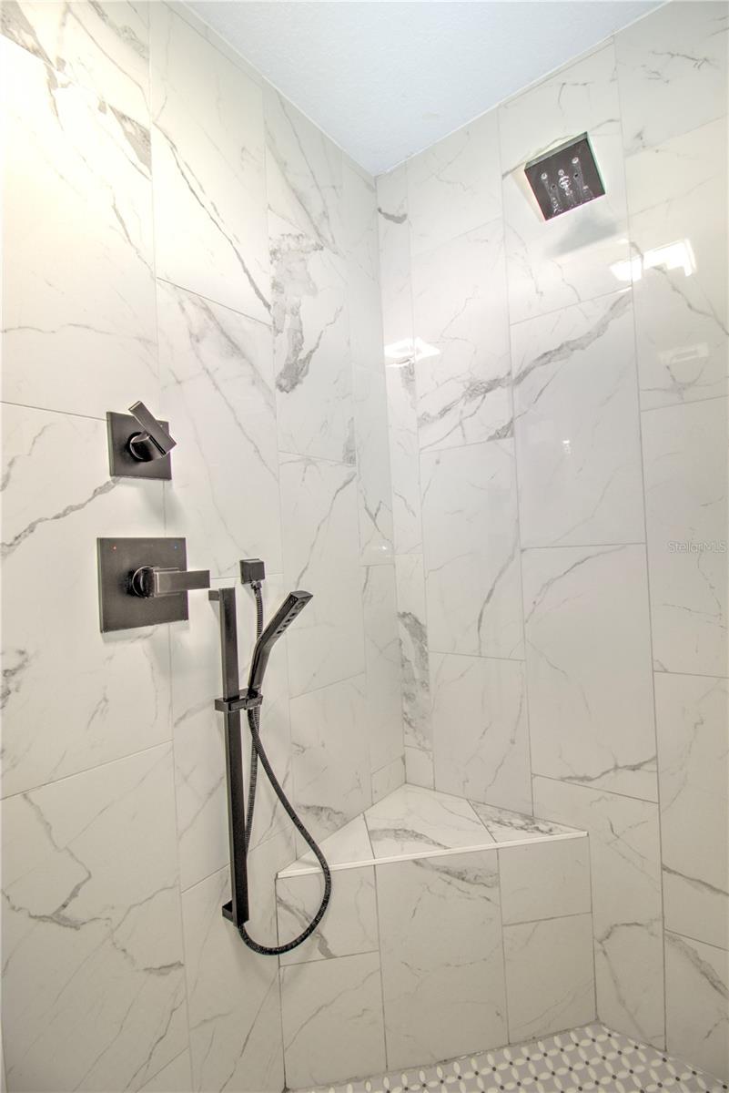 TOWERING OAKS - Residential