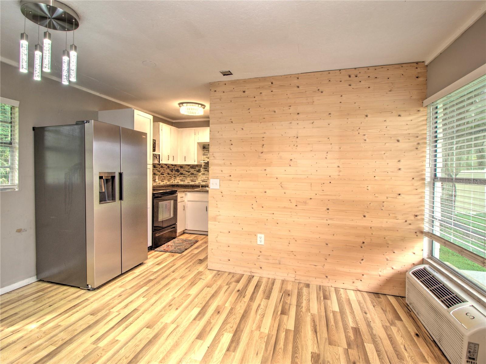 TOWERING OAKS - Residential