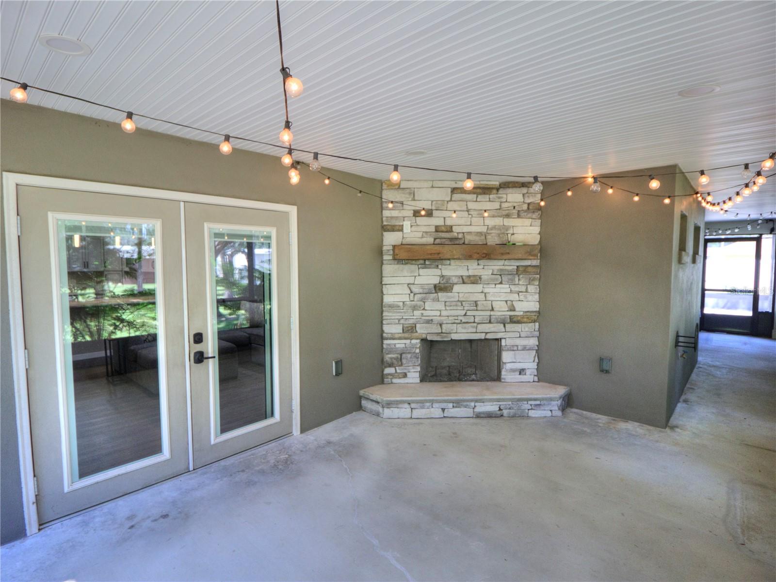 TOWERING OAKS - Residential