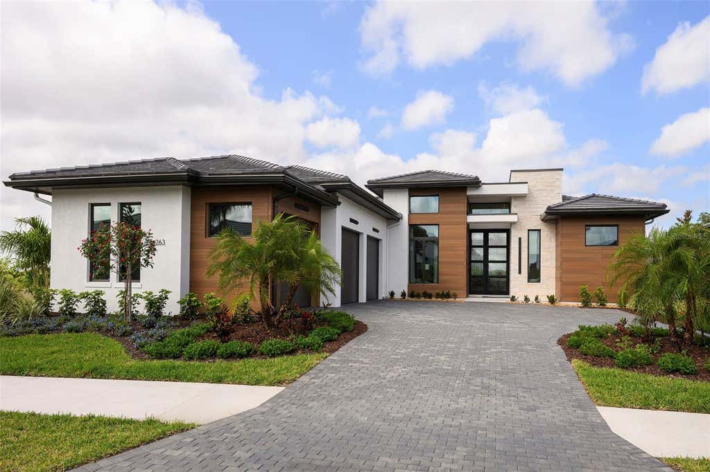 Photo of 8613 Sandpoint Street, Sarasota, FL 34240 (MLS # A4695779)