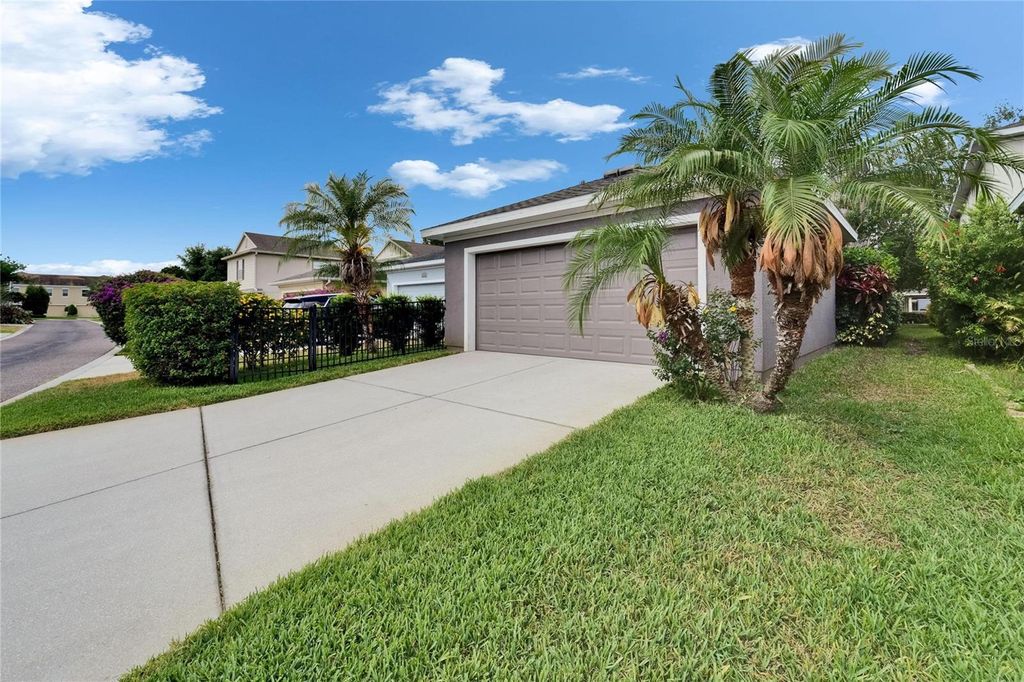 Photo of 5914 Goldenbark Place, Lithia, FL 33547 (MLS # TB8383071)