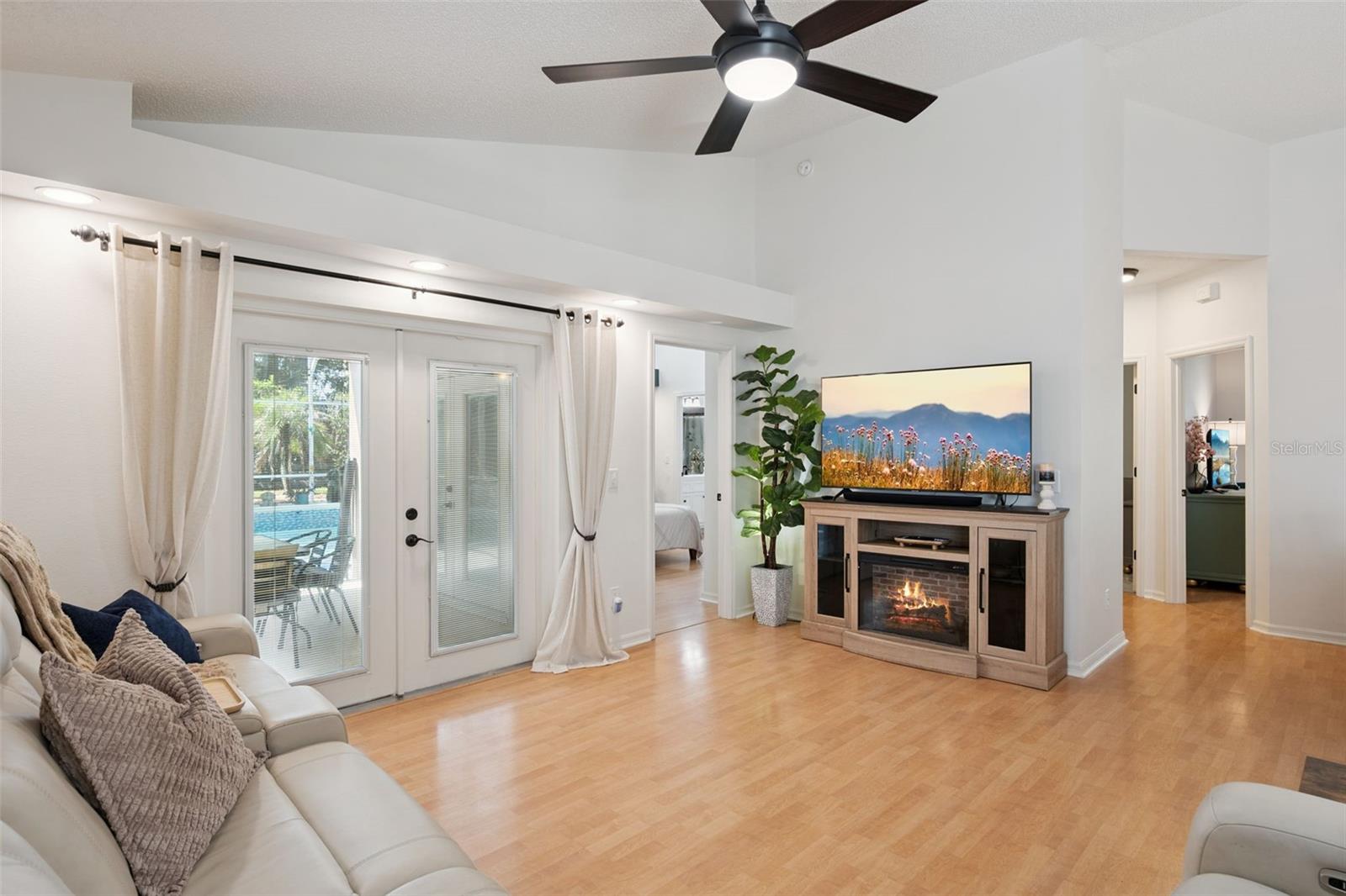 1038 ROYAL OAKS DRIVE