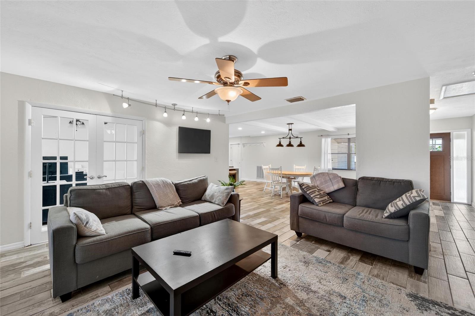 SHERYL MANOR - Residential