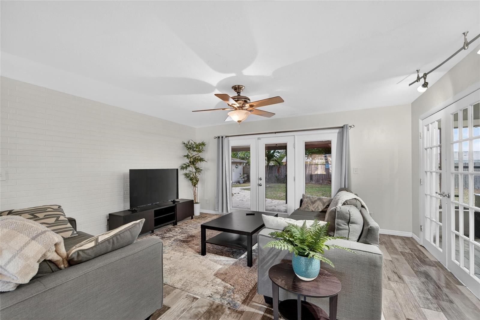 SHERYL MANOR - Residential