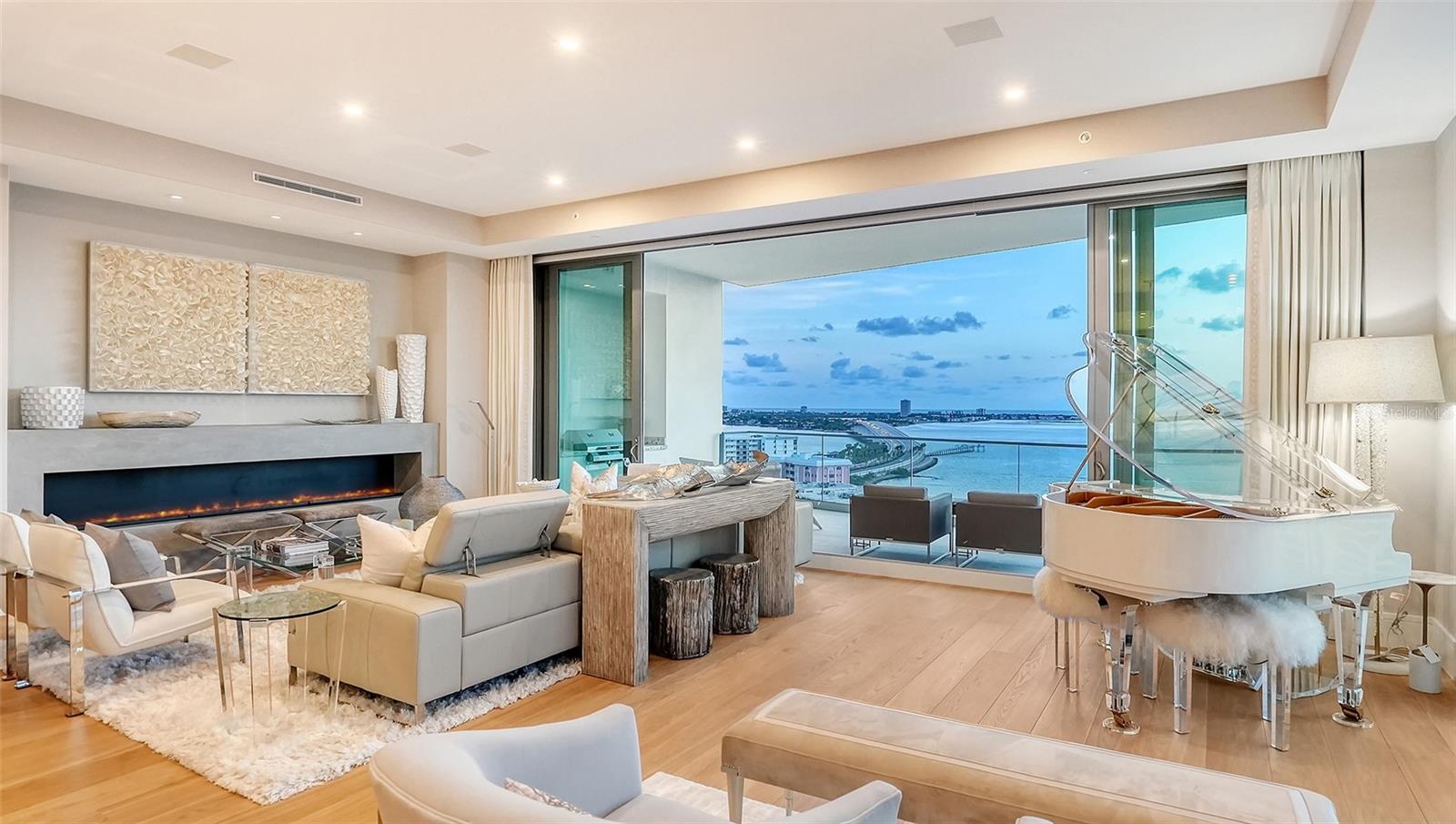 THE RITZ-CARLTON RESIDENCES - Residential