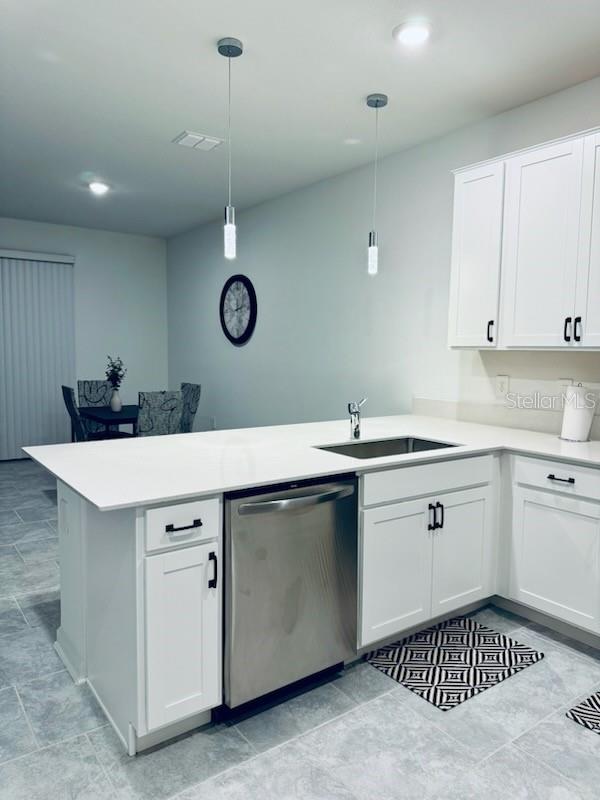 CHATEAU/ASTONIA - Residential Lease