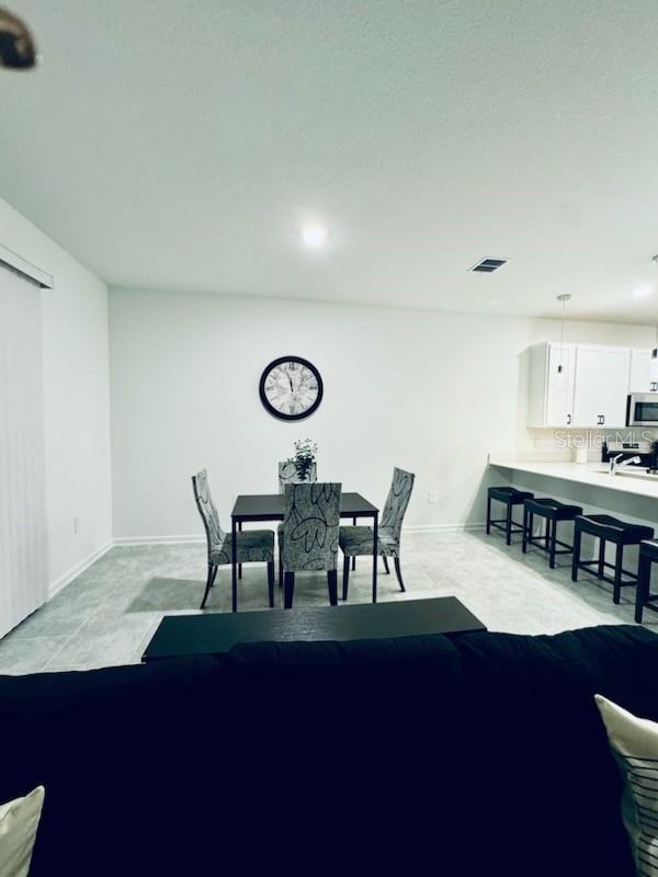 CHATEAU/ASTONIA - Residential Lease