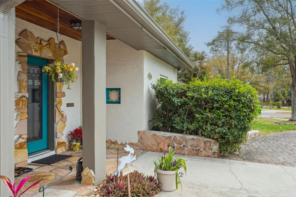 Photo of 2603 N Ridgewood Avenue, Tampa, FL 33602 (MLS # TB8481253)