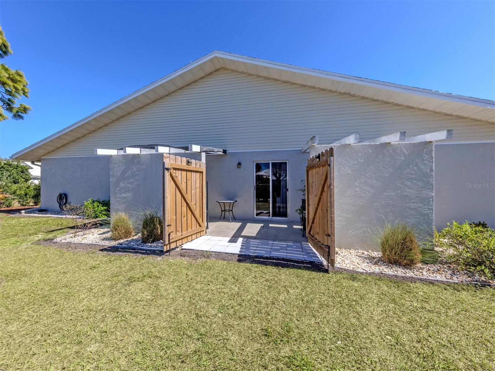 601 PINEBROOK CRESCENT 1