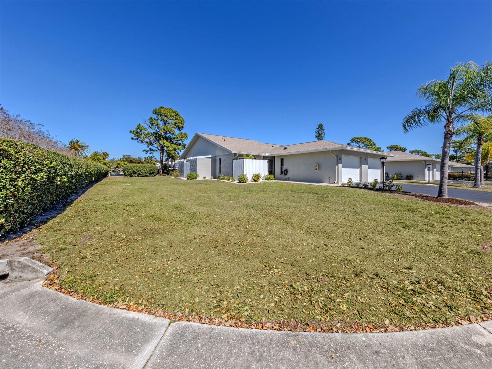 601 PINEBROOK CRESCENT 1