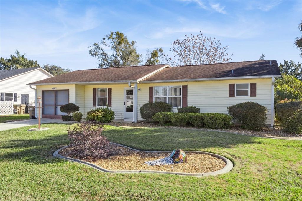 Photo of 26041 Newcombe Circle, Leesburg, FL 34748 (MLS # G5107072)