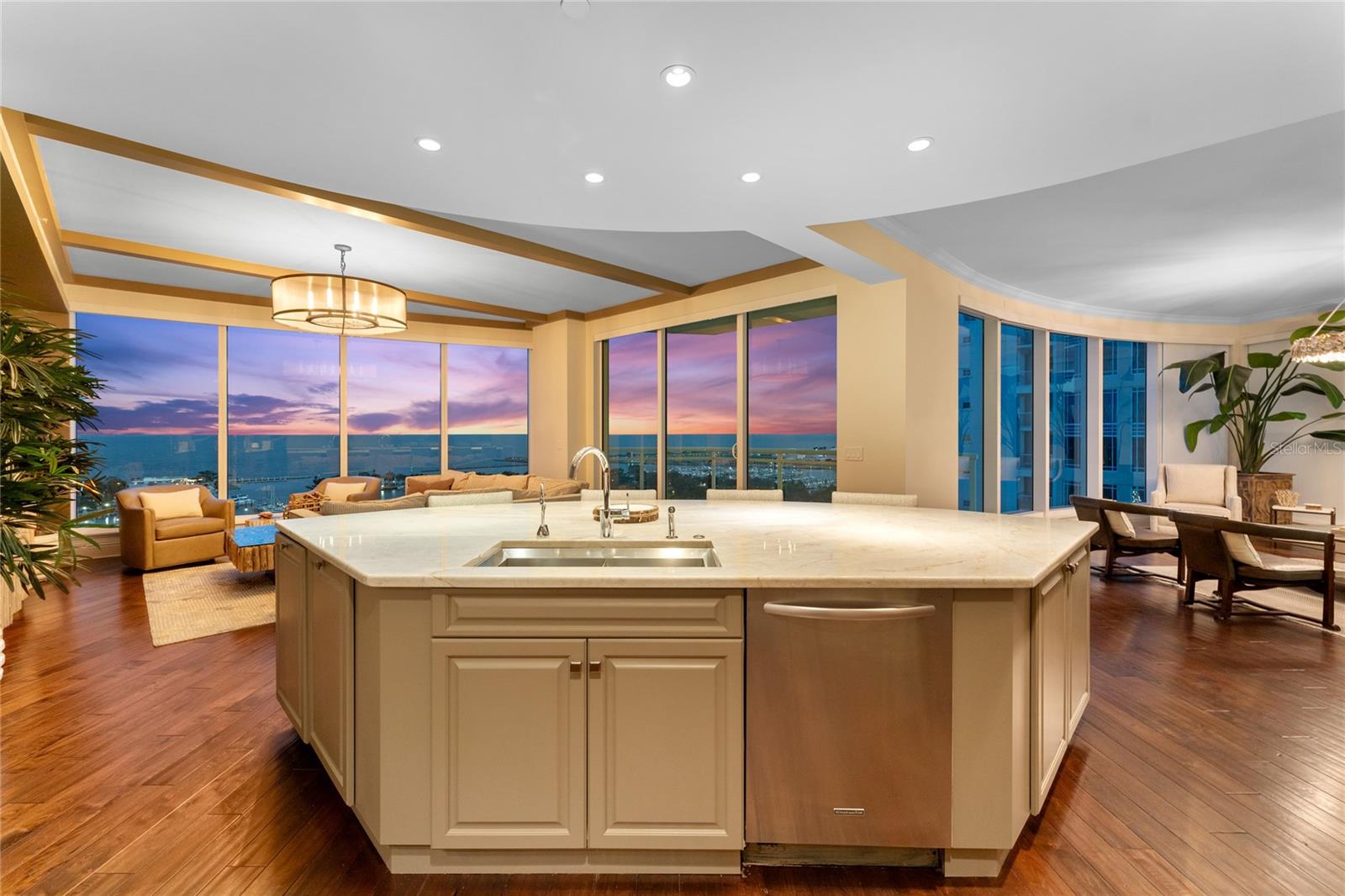 OVATION CONDO - Residential