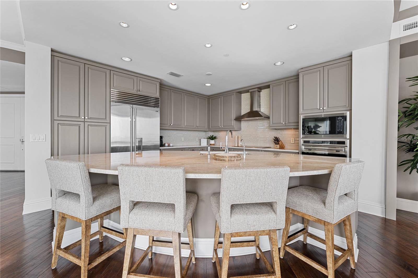 OVATION CONDO - Residential