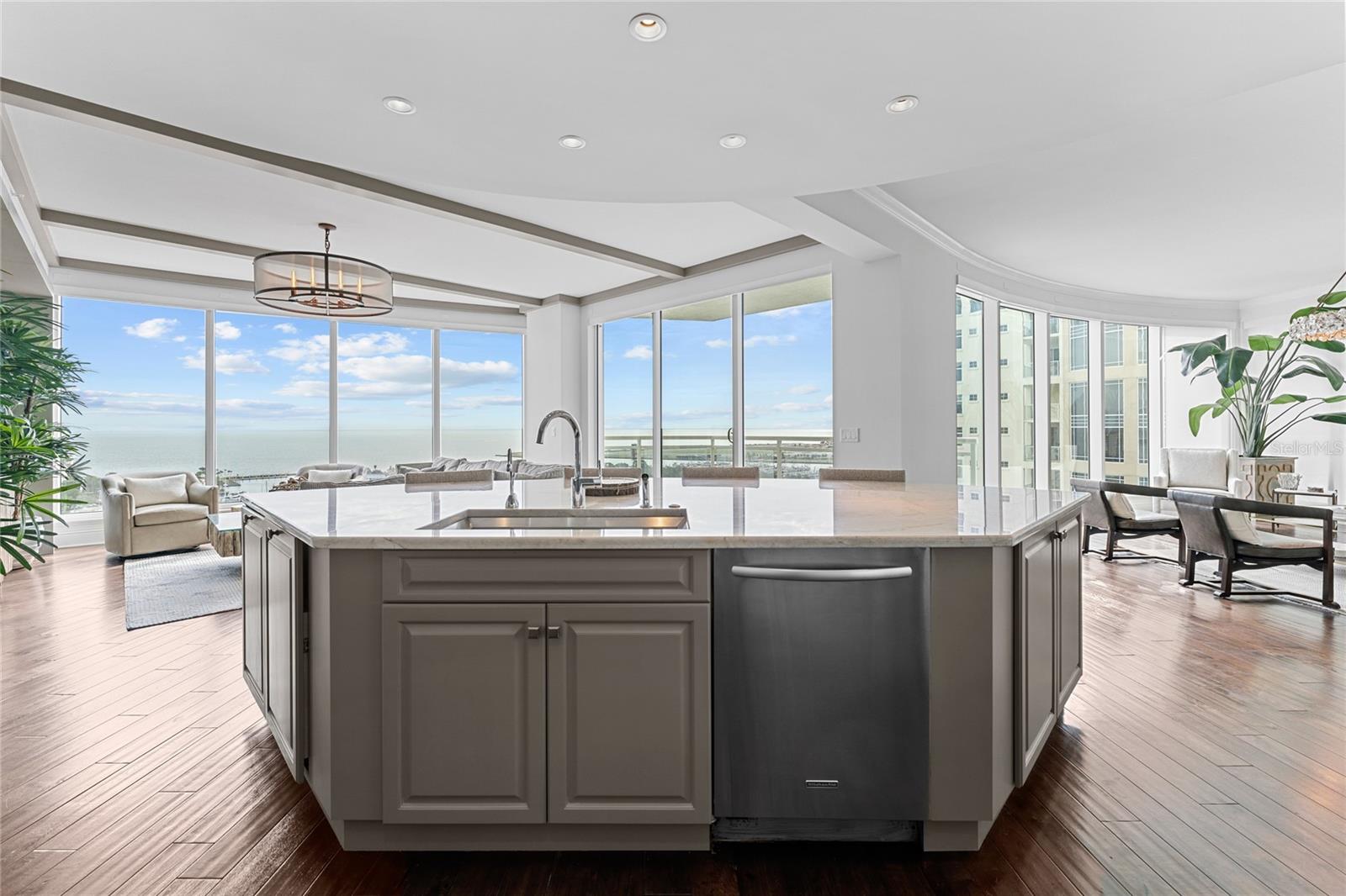 OVATION CONDO - Residential