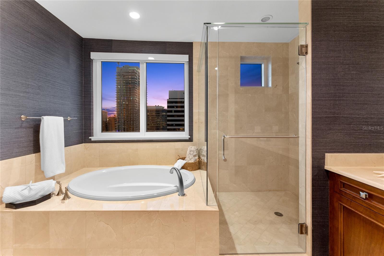 OVATION CONDO - Residential