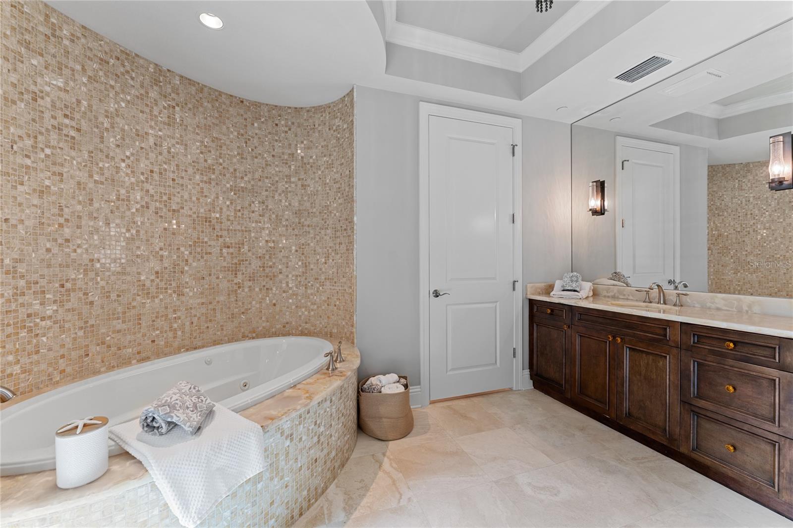 OVATION CONDO - Residential