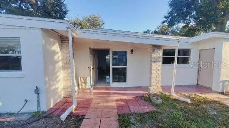 NO HOA * PRIME LOCATION * COMPLETELLY REMODELING
Great house big patio short walking distance from Daytona Racing. Near to the beach close malls, restaurants and many other amenities. Hurry owns this great house for a great price