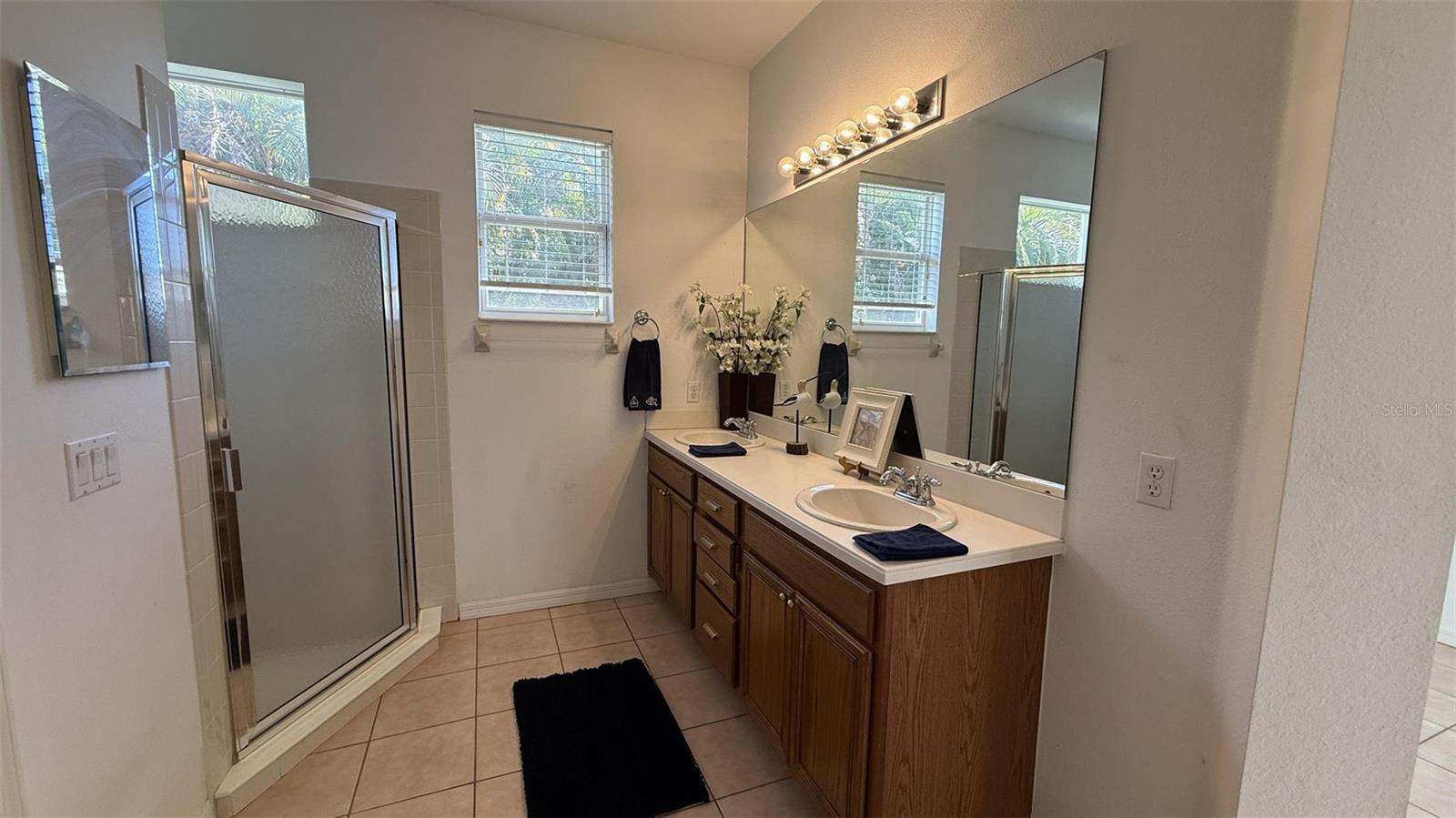 PALM LAKES - Residential