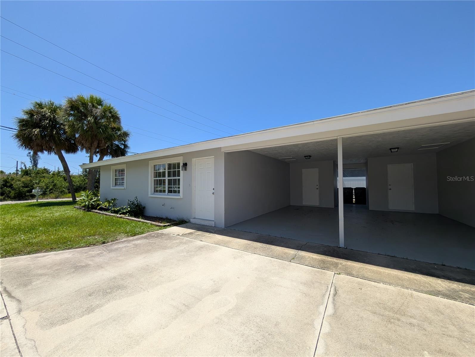 PET FRIENDLY, NO CARPET AND COVERED PARKING. INSIDE LAUNDRY ROOM WITH A WASHER/DRYER HOOKUP. CONVENIENTY LOCATED NEAR SIESTA KEY AND SHOPING. NEW PAINT INSIDE AND OUT.