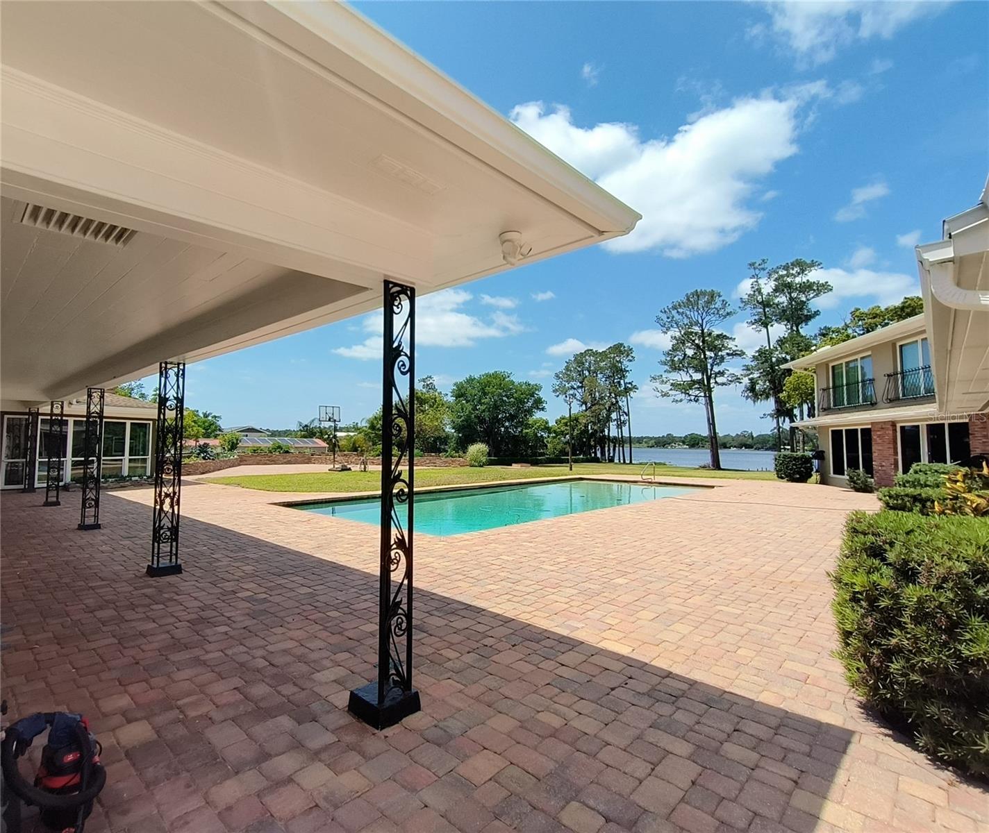 LAKE TALMADGE LAKE FRONT - Residential