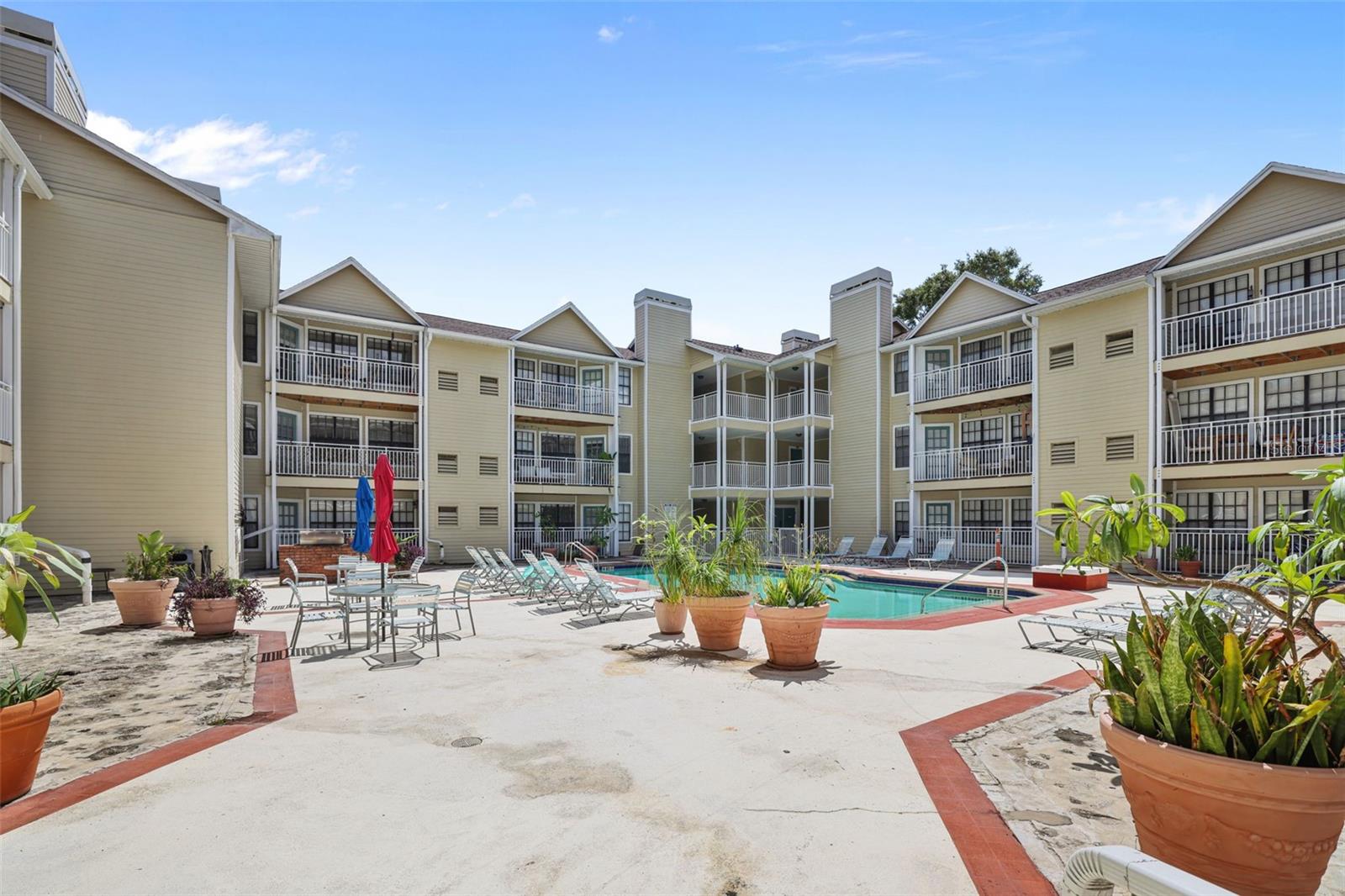 Location, lifestyle, and income potential — all in the heart of South Tampa’s most iconic neighborhood. This one-bedroom, one-bath condo is perfectly situated in the sought-after Hyde Park district, just a short walk to The University of Tampa, a few blocks from the premier shopping and dining of Hyde Park Village, and less than 5 minutes to Amalie Arena, home of the Tampa Bay Lightning.
Set within a gated community, this residence offers under-building parking for added security and weather protection, along with top-tier community amenities including a resort-style pool, jacuzzi, and fitness center. Inside, the unit features a washer and dryer, making day-to-day living easy and efficient.
Whether you’re looking for a personal residence, student housing, or a turnkey investment, this condo checks all the boxes. The unit is currently leased at $1,900/month through July 15, 2026, offering built-in income and long-term stability.
Don’t miss your opportunity to own in one of Tampa’s most walkable, vibrant, and enduringly popular neighborhoods. Schedule your private showing today.