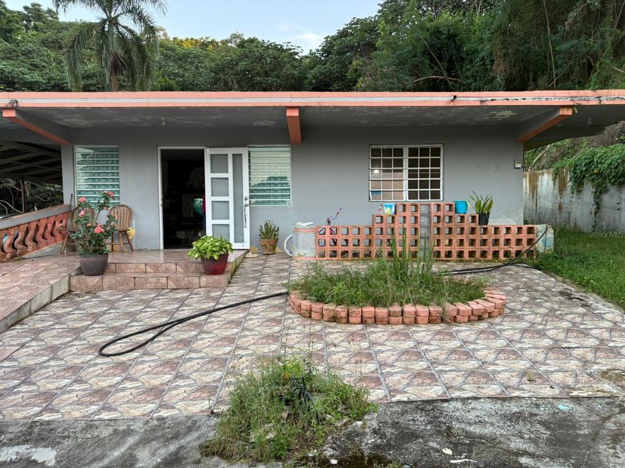 For Sale: Spacious property located in Bo. Junquito, Humacao, offering 3.85 cuerdas of land, ideal for those seeking space, privacy, and great potential. The residence features 4 bedrooms, 1.5 bathrooms, living room, kitchen, dining area, and laundry area. The property is sold equipped with air conditioning units, 12 solar panels, a Tesla battery, and a 400-gallon cistern, providing energy efficiency and greater self-sufficiency. An excellent opportunity to live surrounded by nature with expansive land.