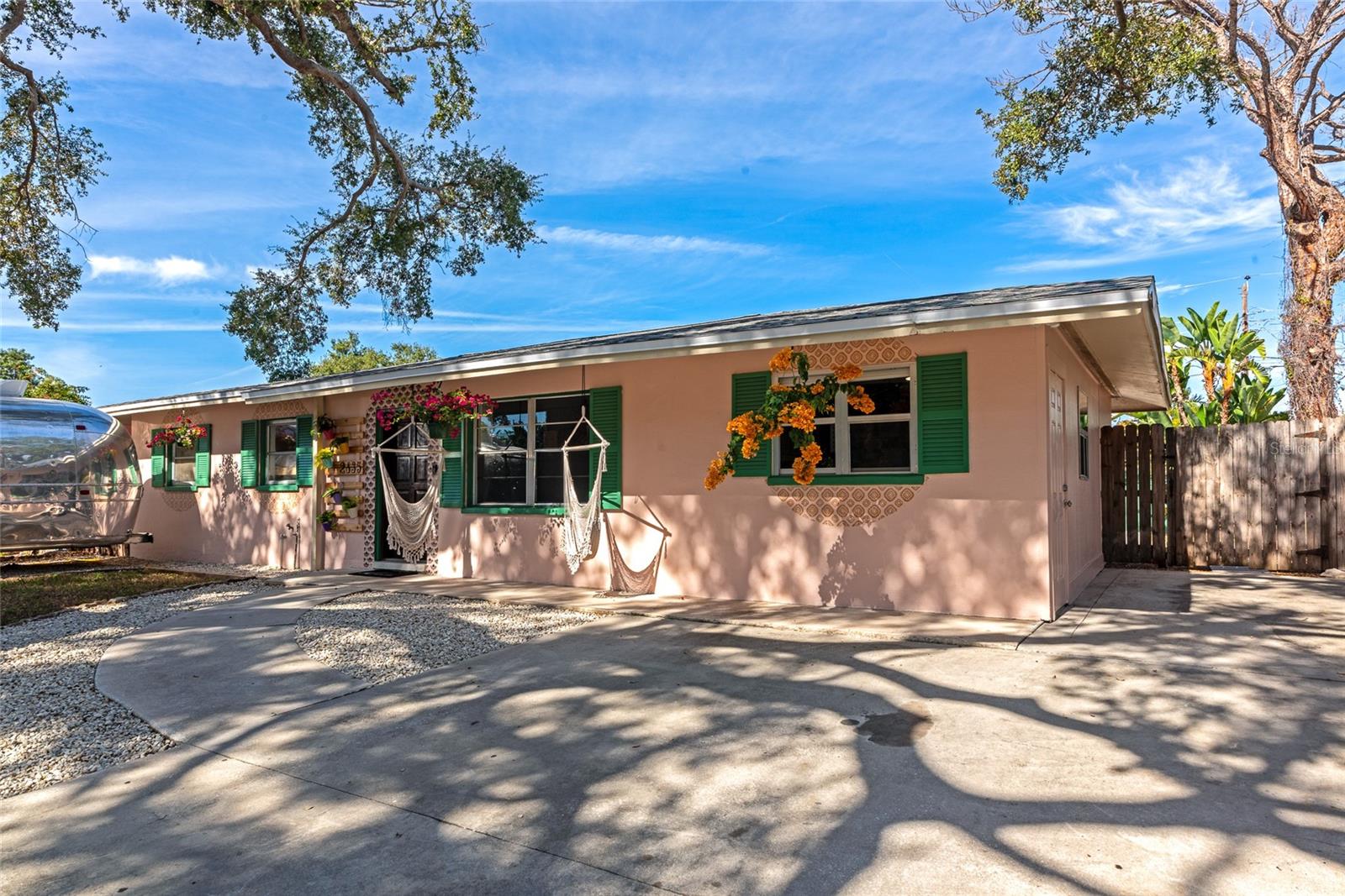 COLONIAL TERRACE - Residential