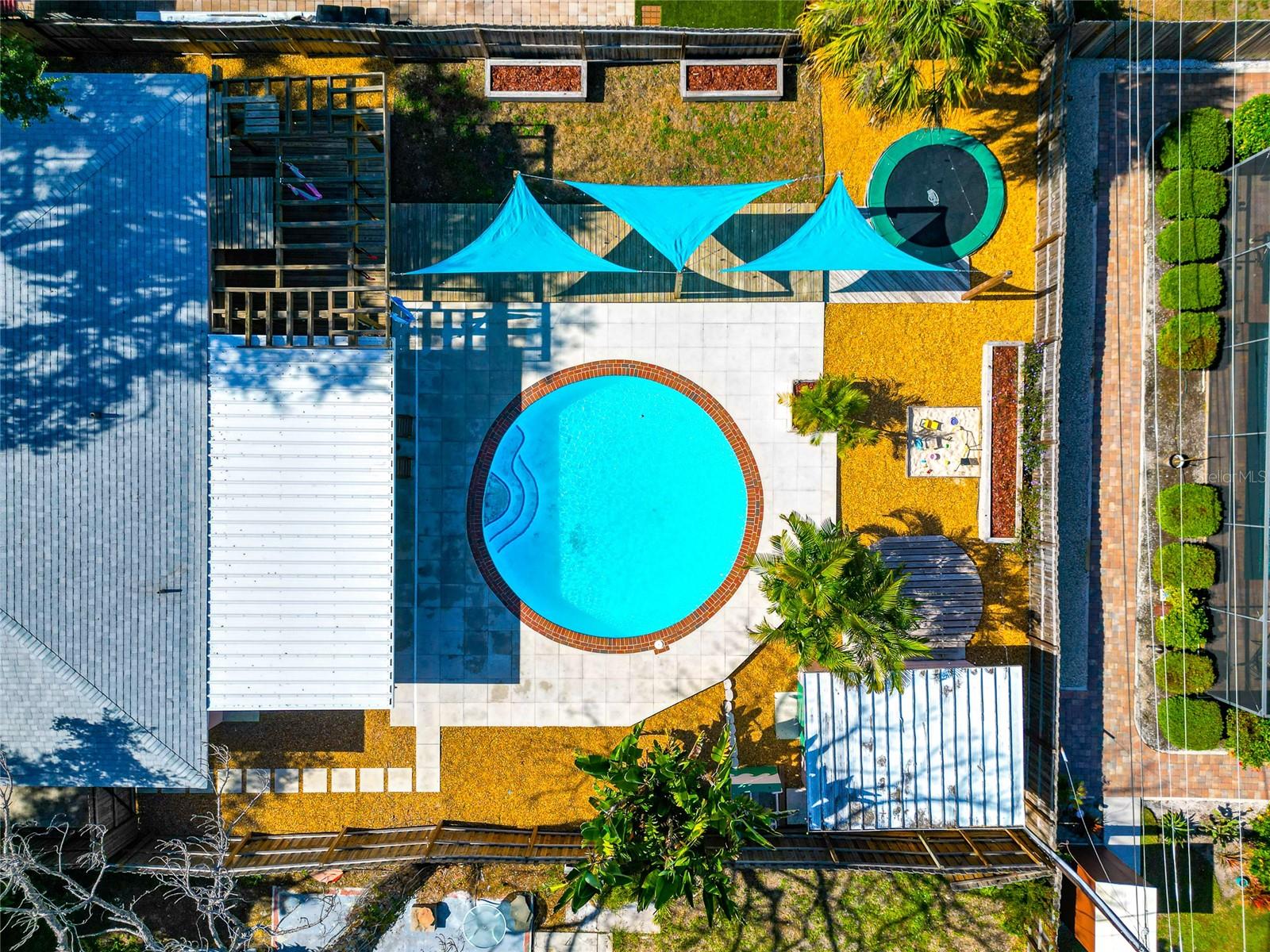 COLONIAL TERRACE - Residential