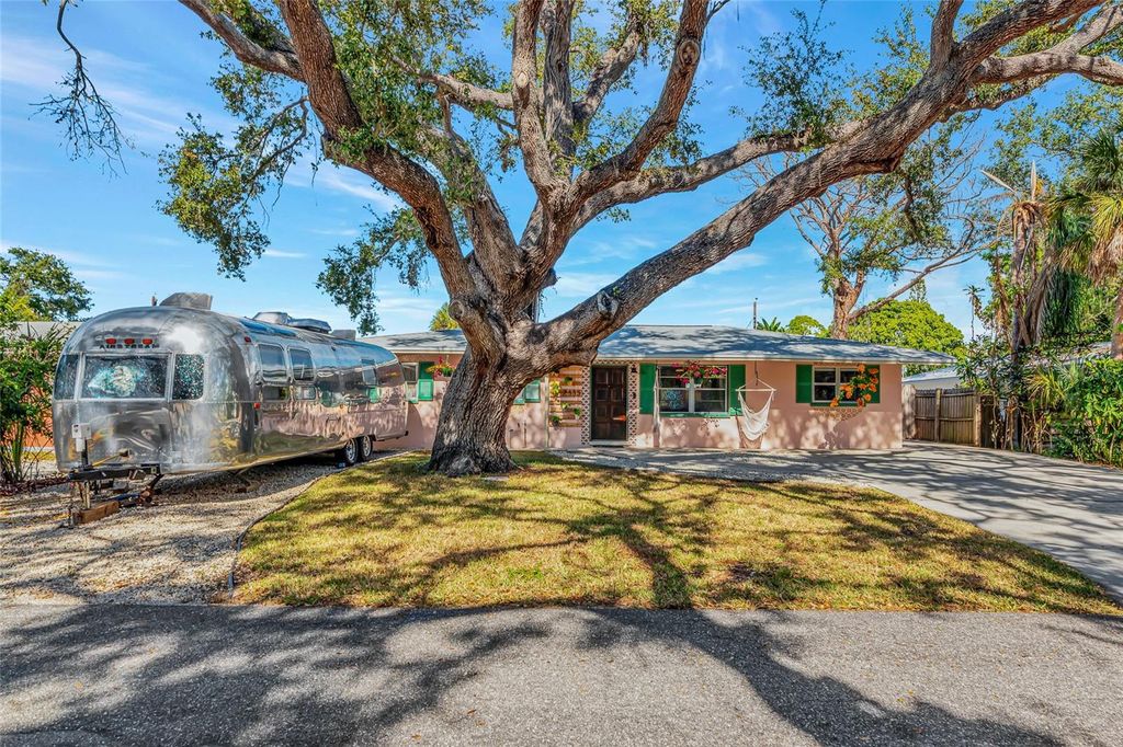 Photo of 2835 Williamsburg Street, Sarasota, FL 34231 (MLS # A4674137)