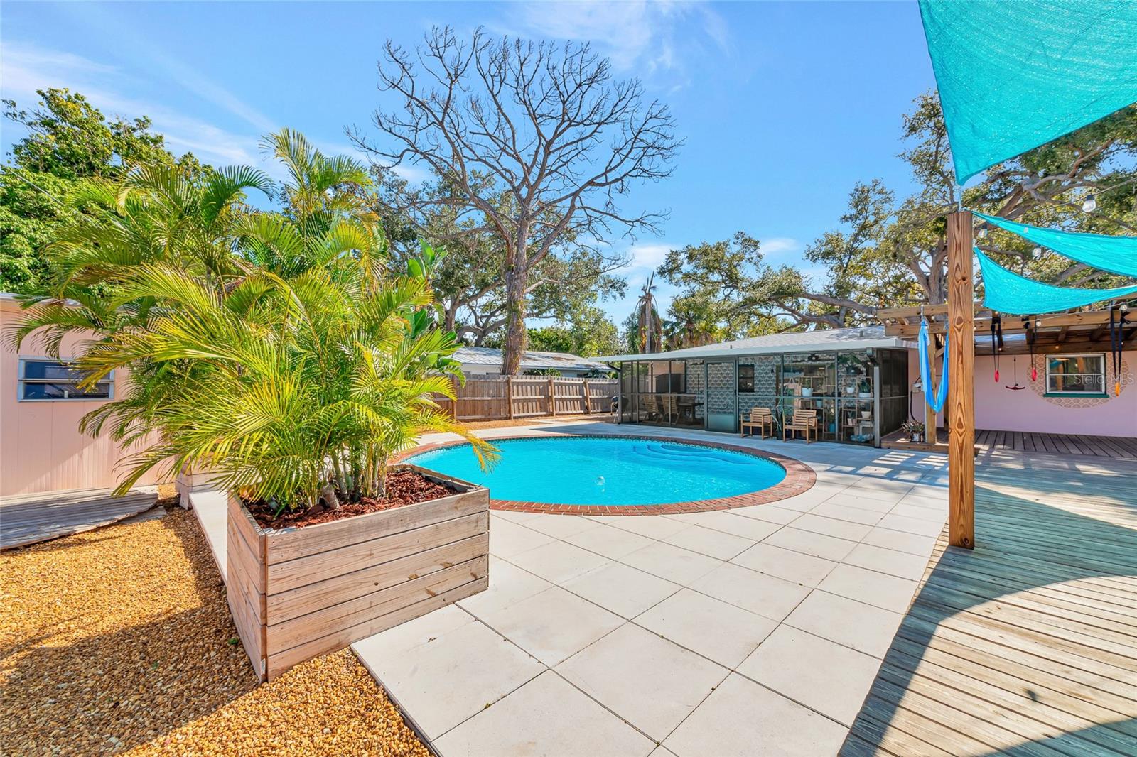 COLONIAL TERRACE - Residential