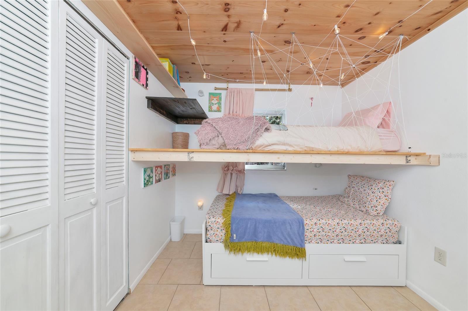 COLONIAL TERRACE - Residential