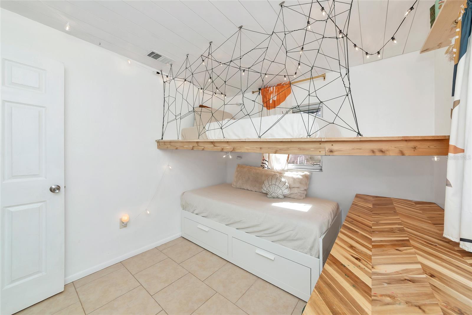 COLONIAL TERRACE - Residential