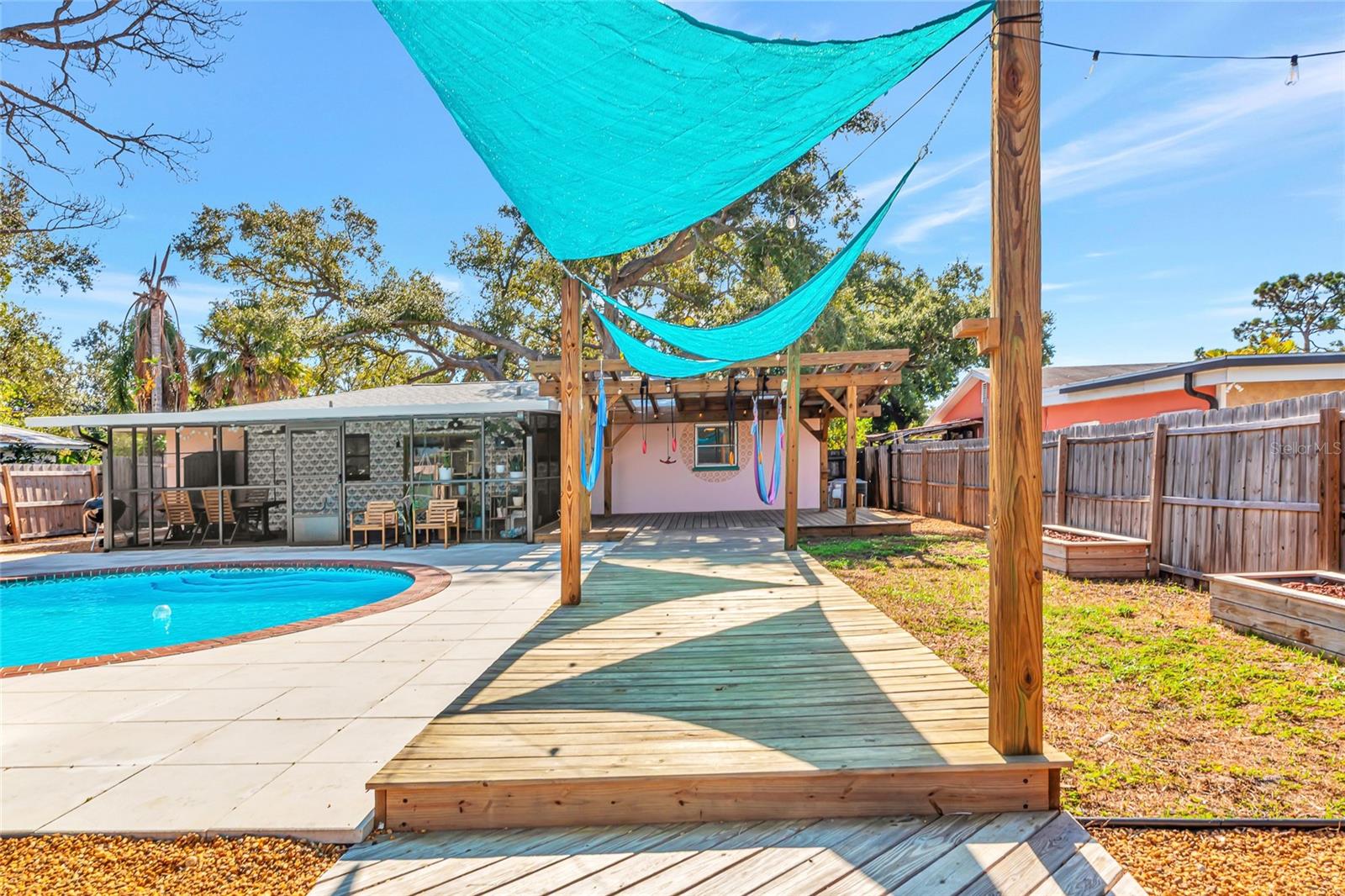 COLONIAL TERRACE - Residential