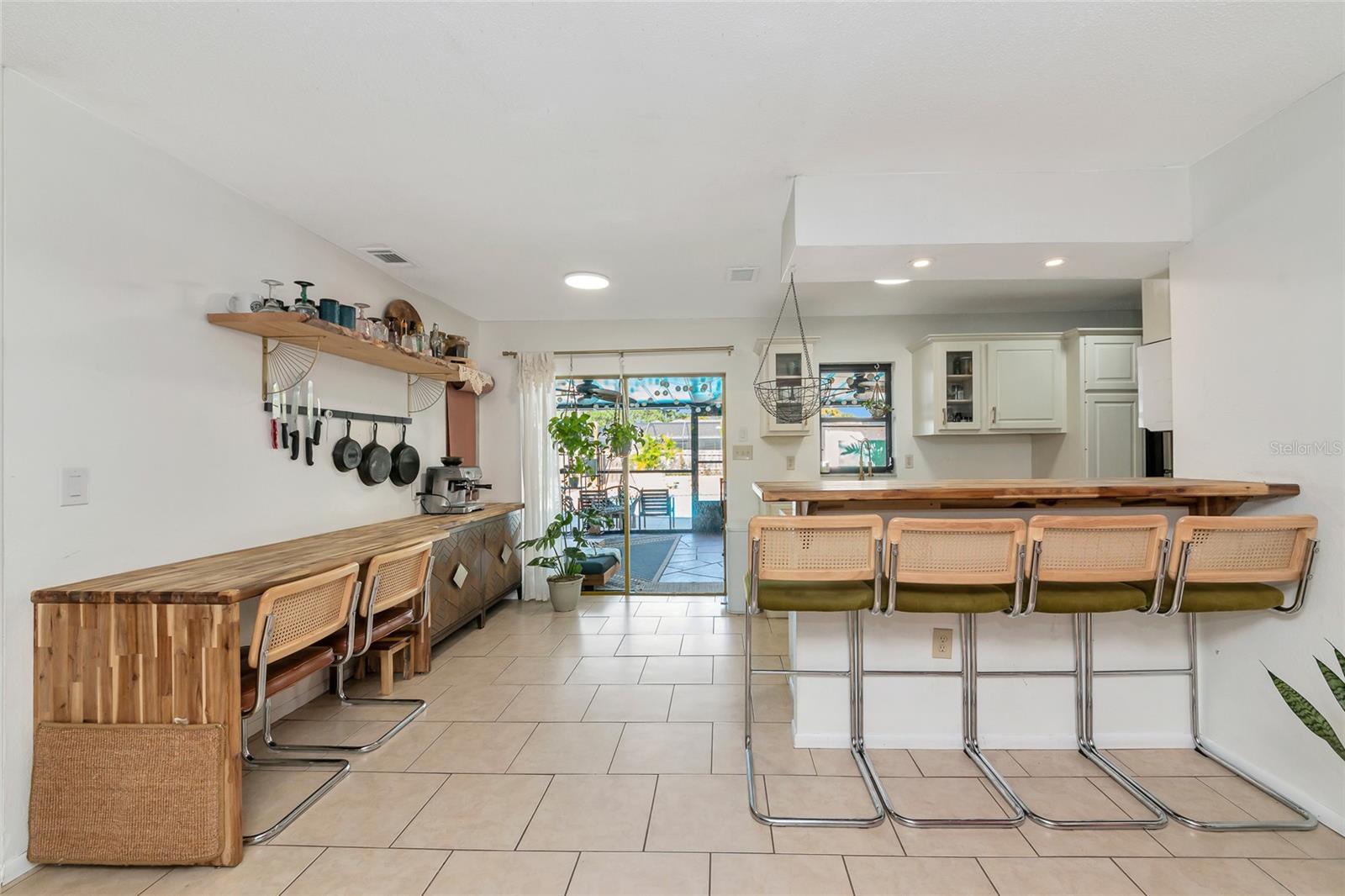 COLONIAL TERRACE - Residential