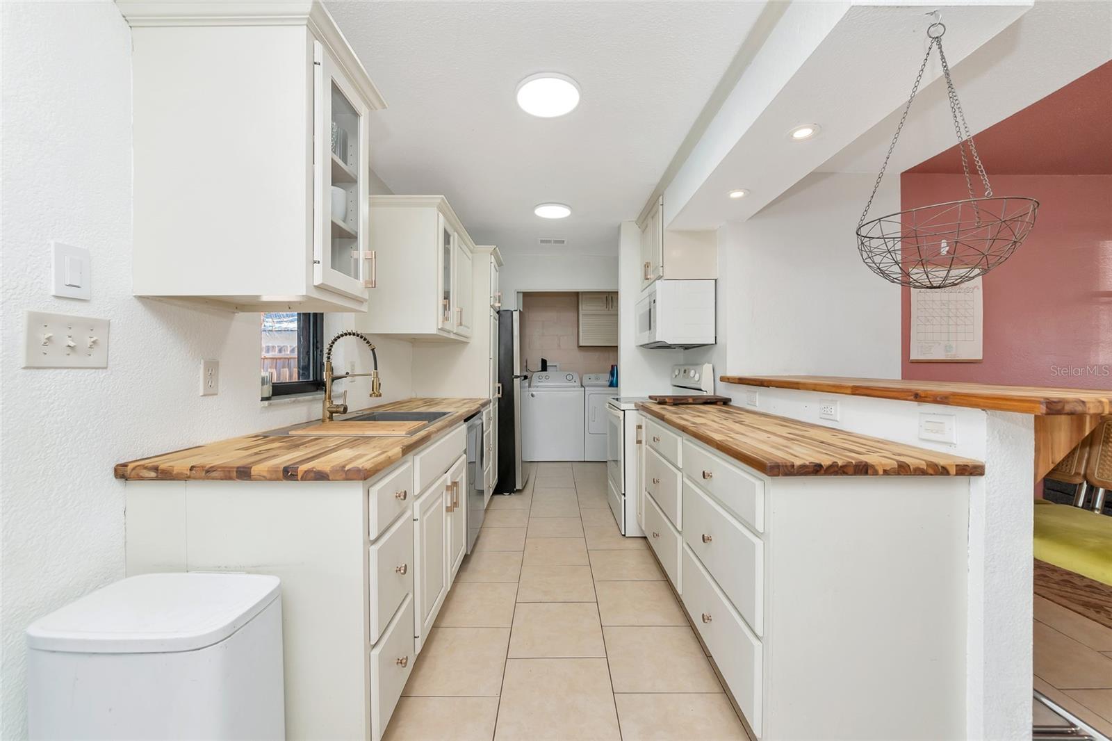 COLONIAL TERRACE - Residential