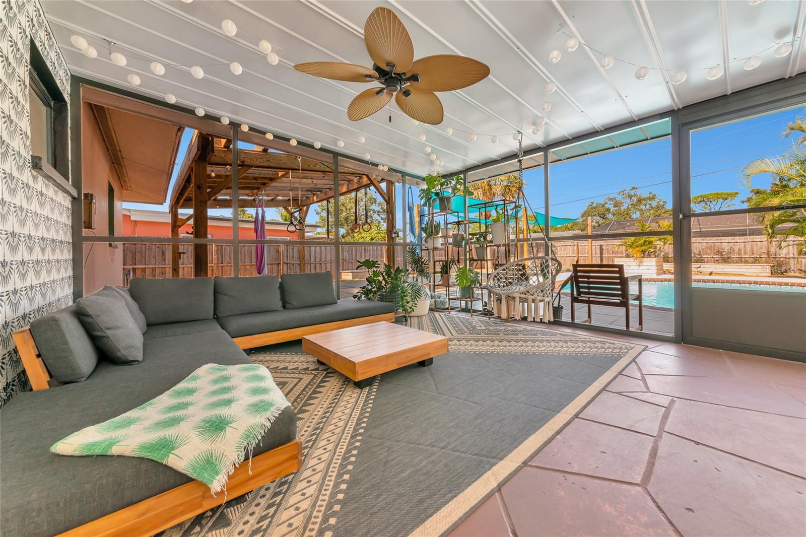 COLONIAL TERRACE - Residential