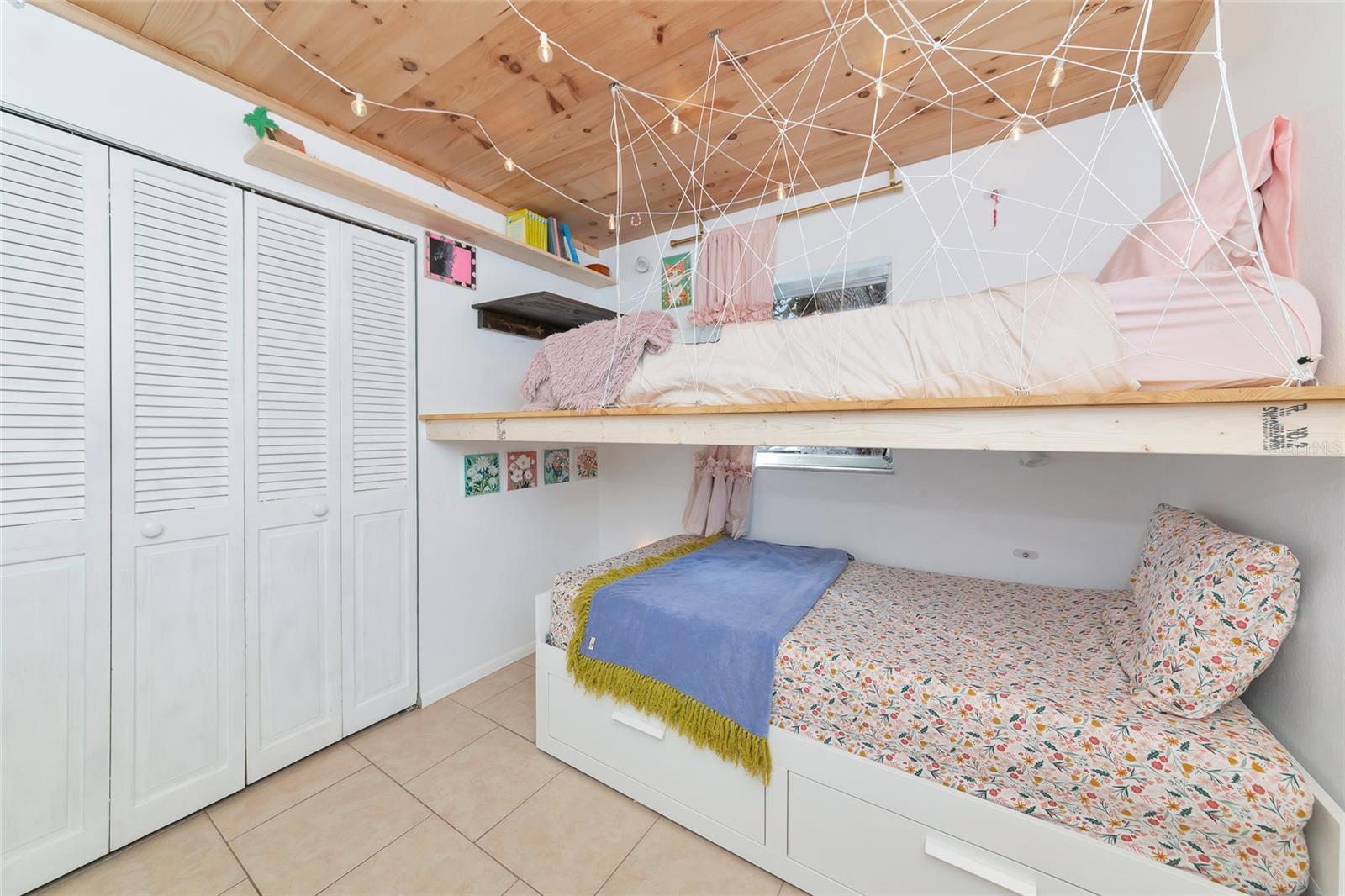 COLONIAL TERRACE - Residential