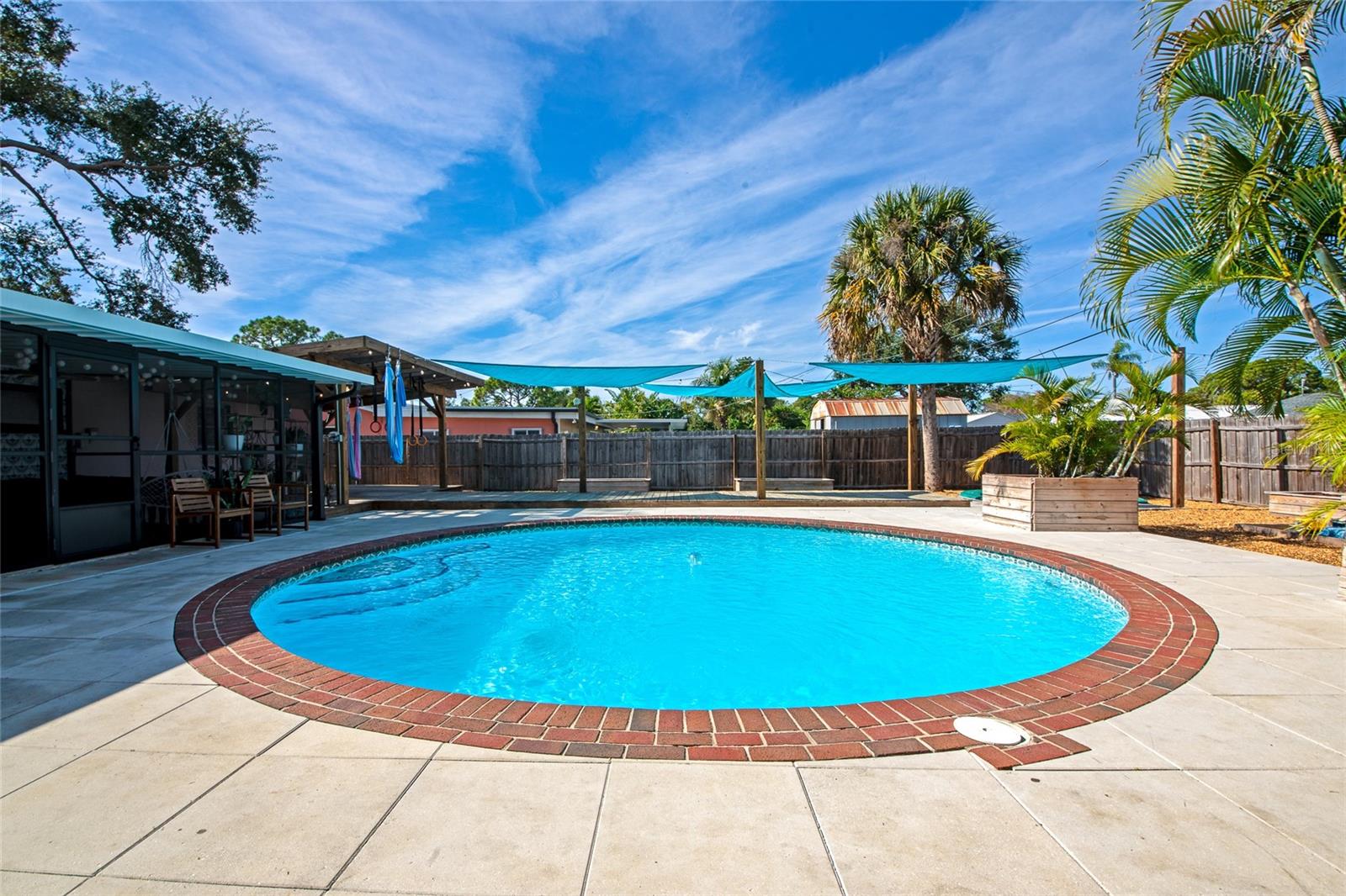 COLONIAL TERRACE - Residential