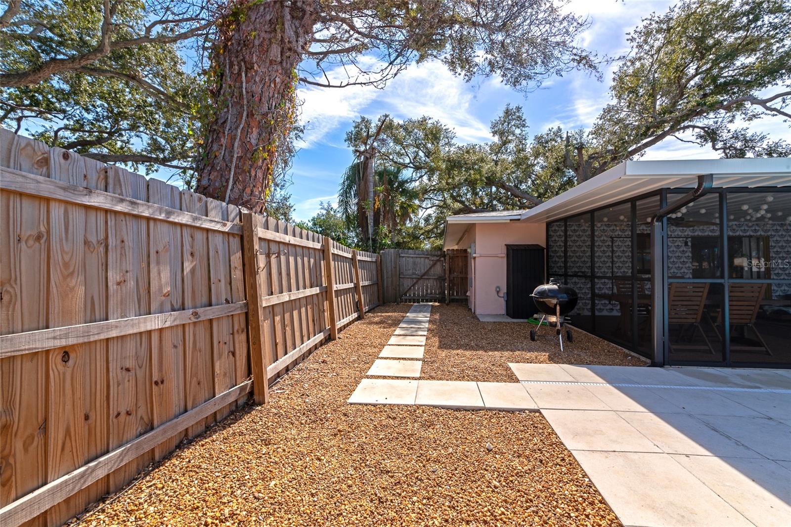 COLONIAL TERRACE - Residential