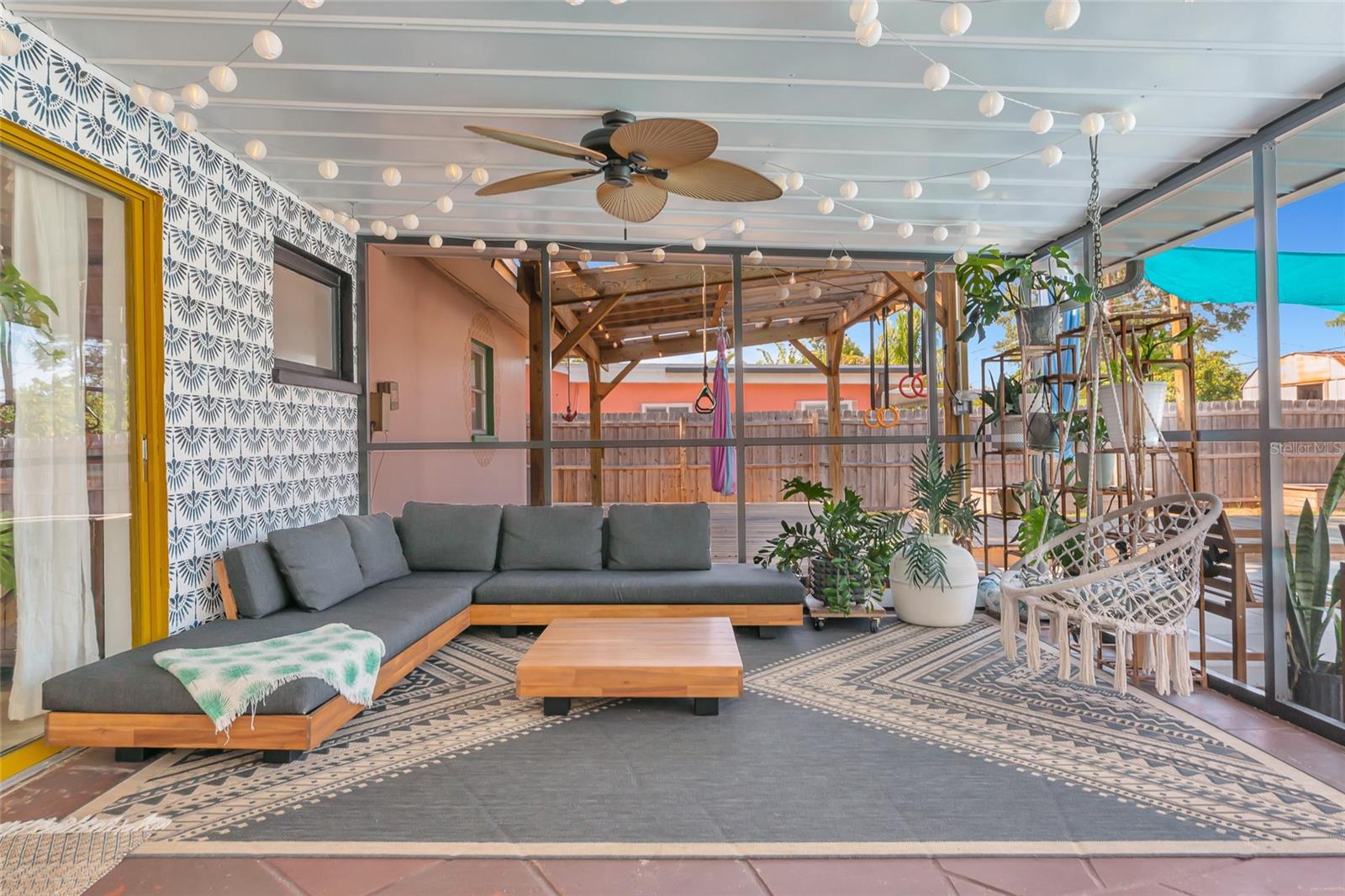 COLONIAL TERRACE - Residential