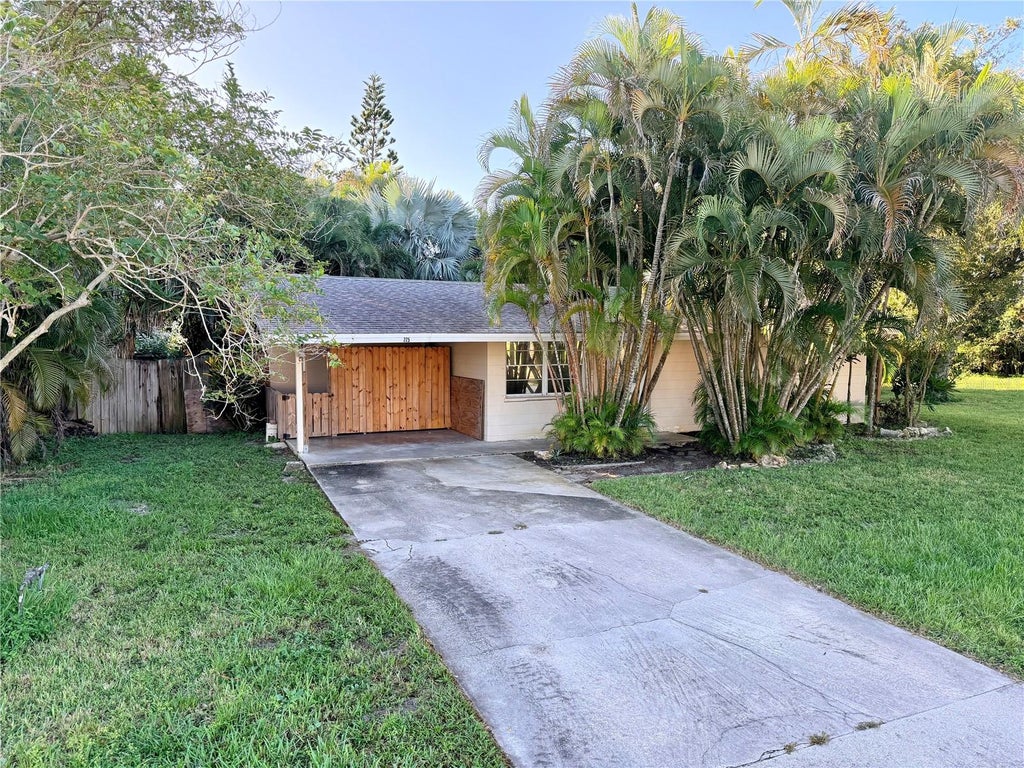 Photo of 225 Magnolia Road, Venice, FL 34293 (MLS # N6145890)