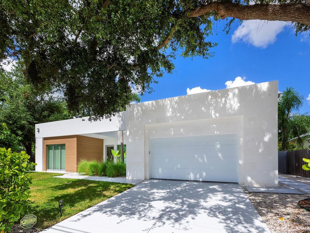 Photo of 1631 Hillview Street, Sarasota, FL 34239 (MLS # A4667057)