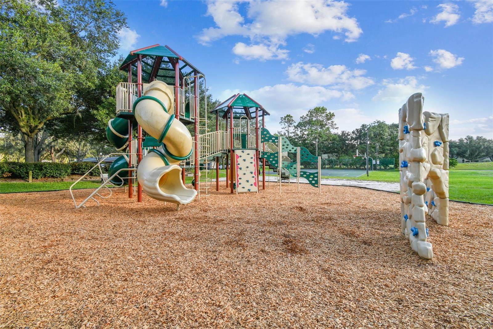 RIVER HILLS COUNTRY CLUB PH - Residential