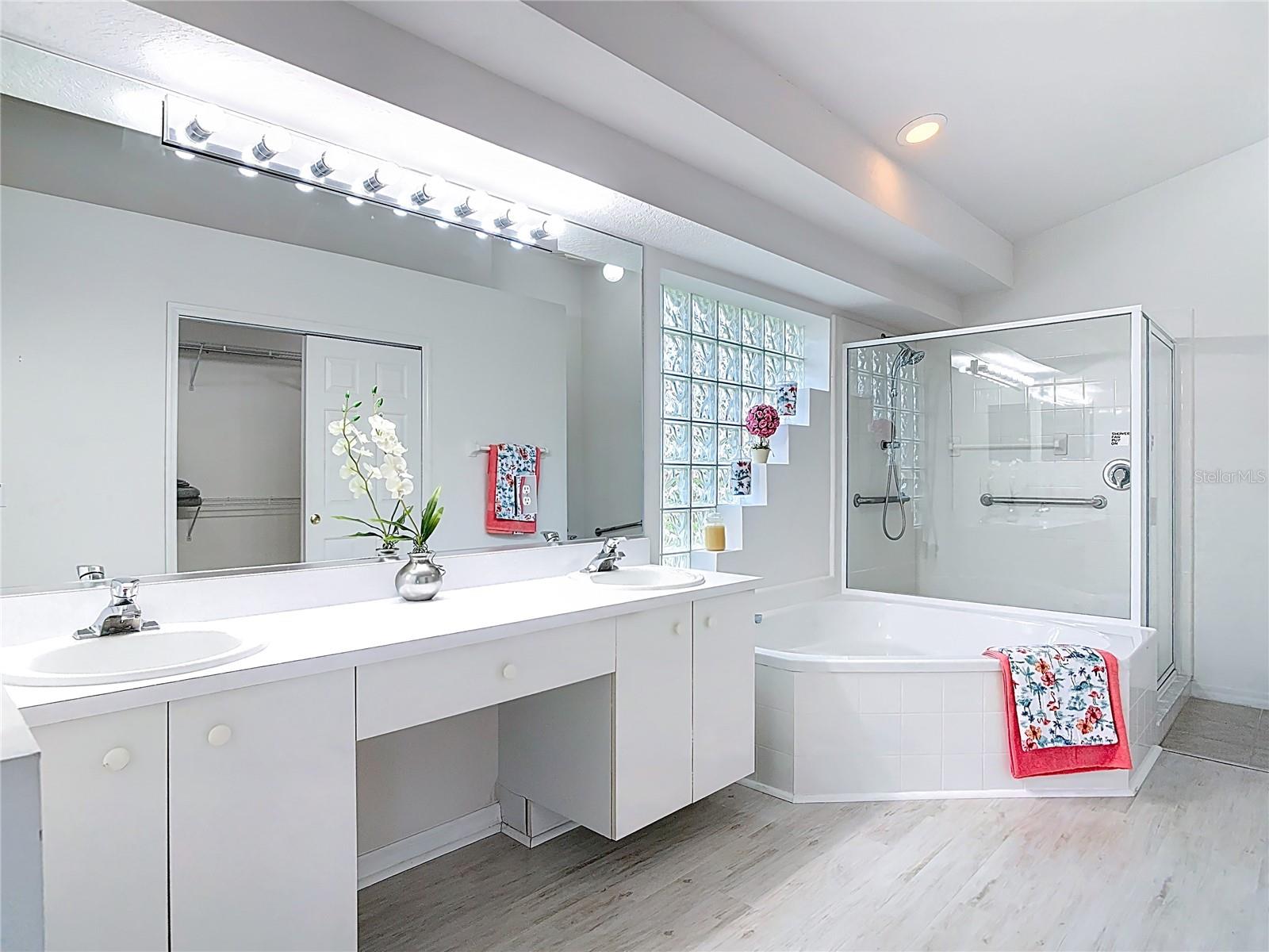 WATERS EDGE PH 04 - Residential